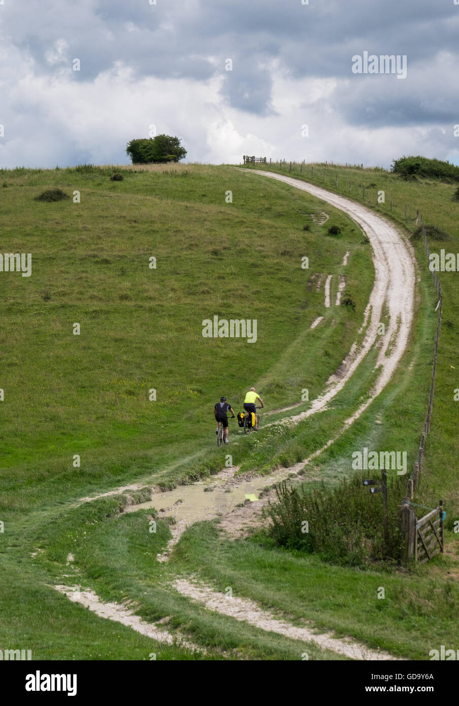 La gente ciclismo de montaña en el Parque Nacional de South Downs, Inglaterra, Reino Unido. Foto de stock