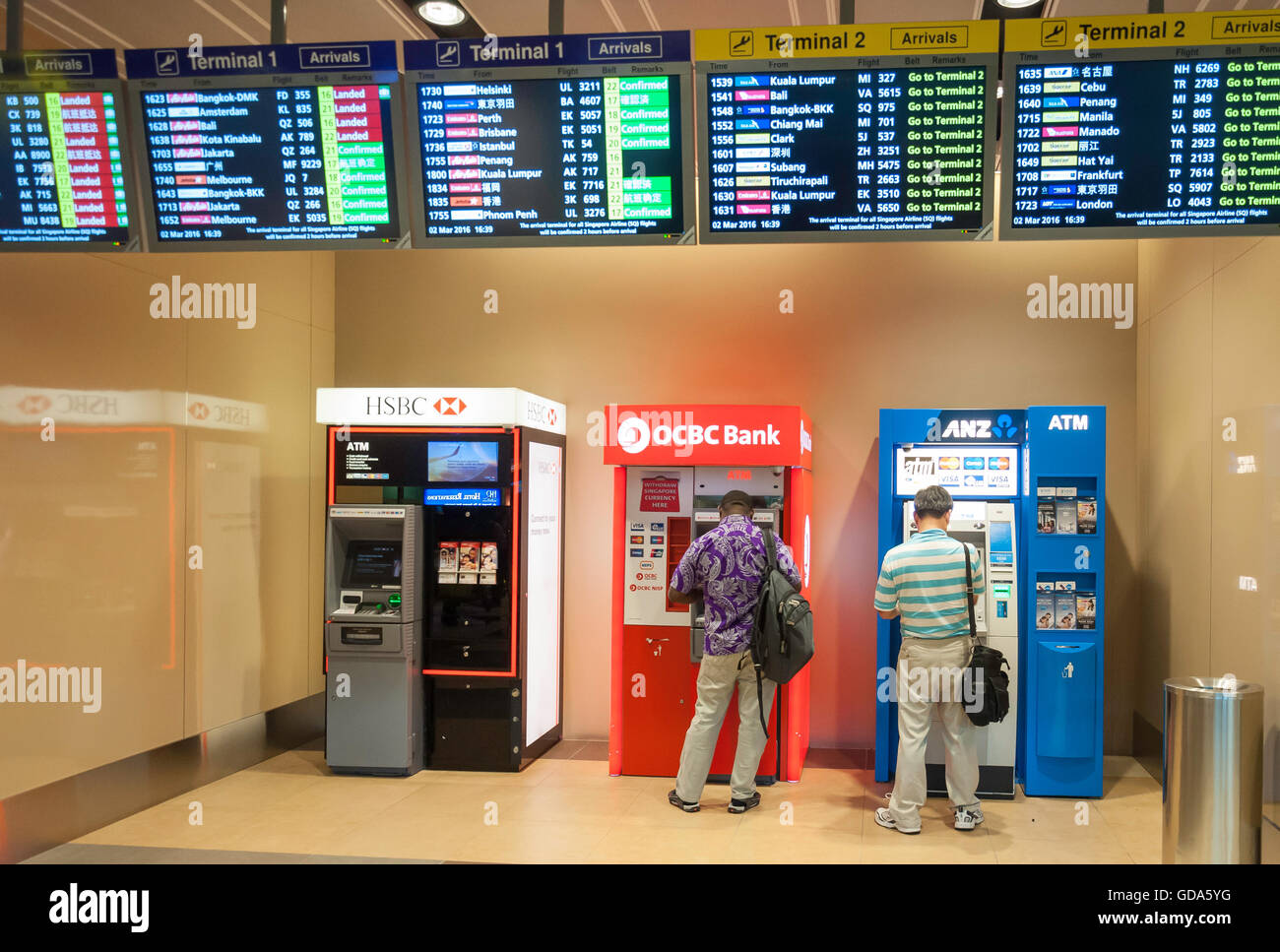 Los cajeros automáticos en el hall de llegadas, el aeropuerto Changi de Singapur, Changi, Singapur Foto de stock