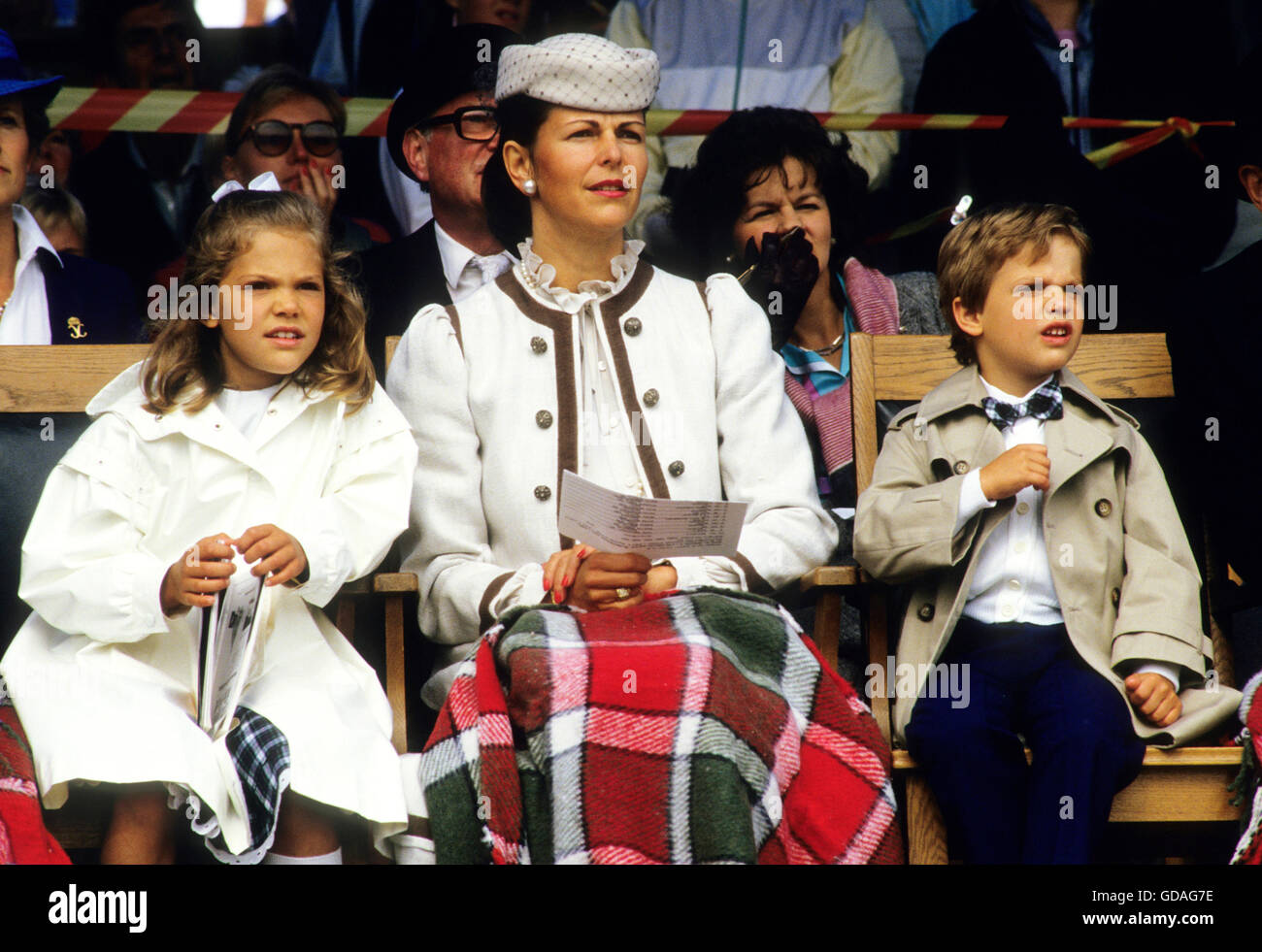 la-reina-silvia-con-la-princesa-heredera-victoria-y-el-principe-carl-philip-en-una-competicion-ecuestre-1985-gdag7e.jpg