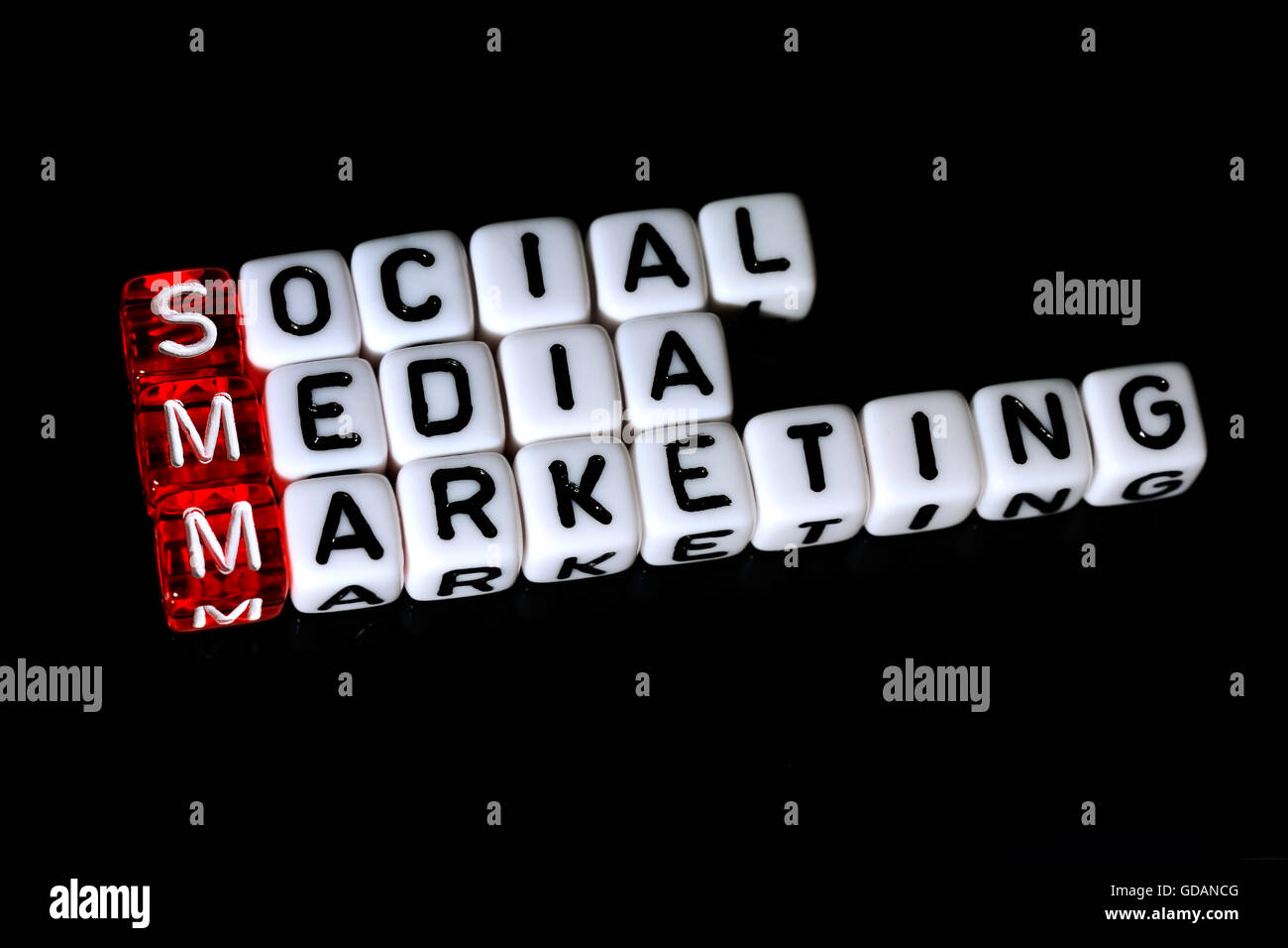 Definición de Social Media Marketing SMM siglas sobre negro Fotografía de  stock - Alamy