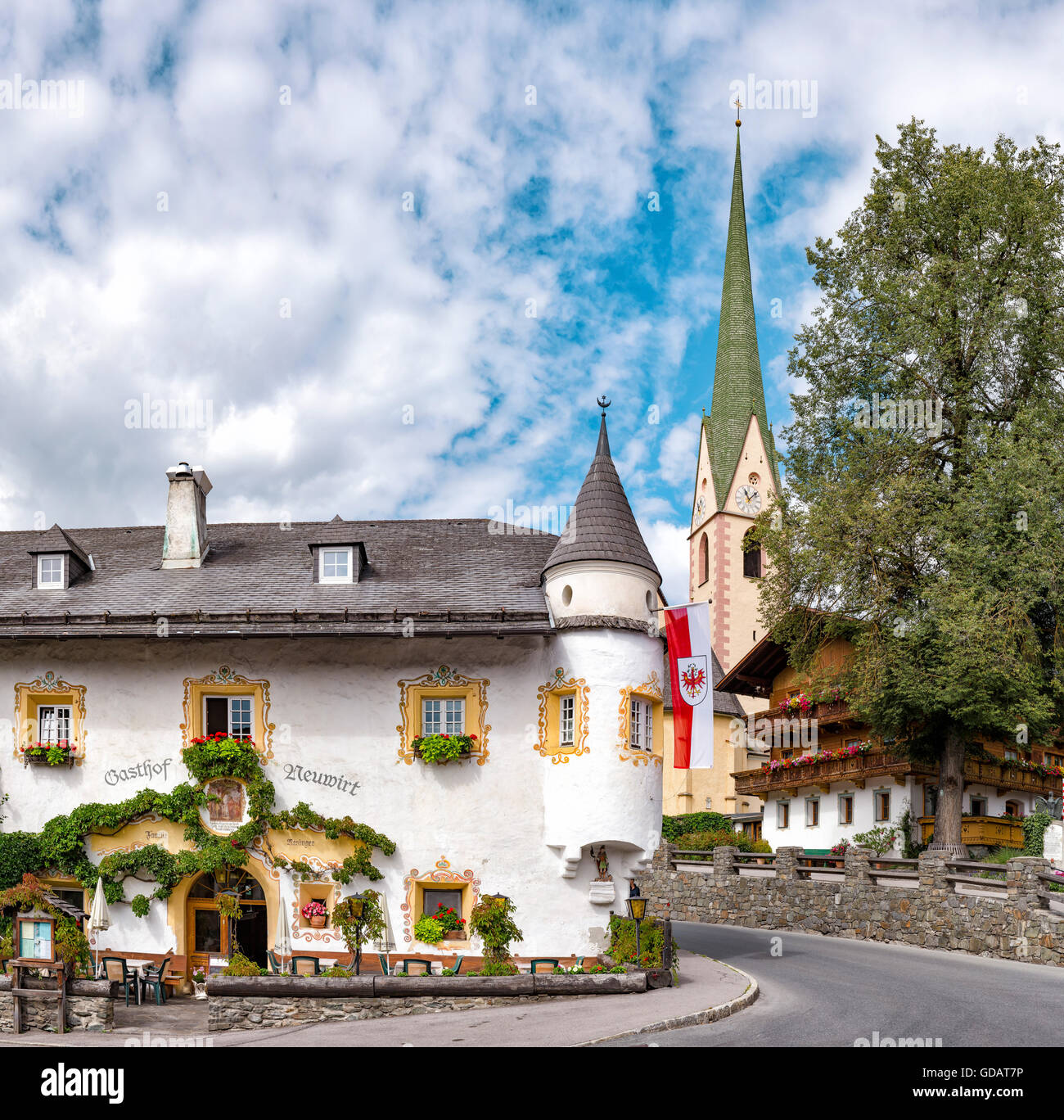 Virgen,Austria,Guesthouse Neuwirt y la iglesia Heiliger San Virgilio Foto de stock
