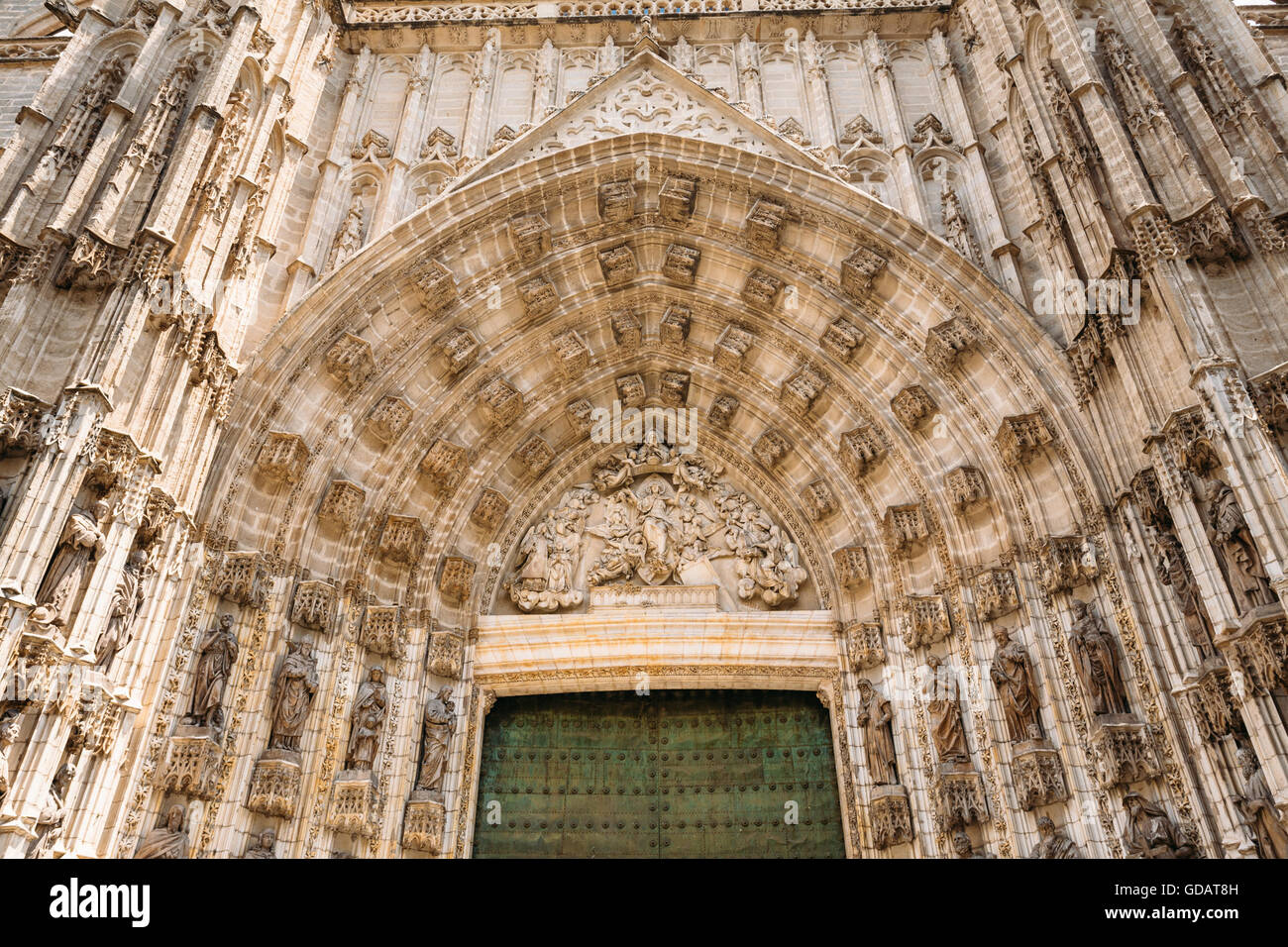 Entrada a la catedral de Sevilla, España. Detalle de la pared. Antiguos de la arquitectura. Famosos. Foto de stock