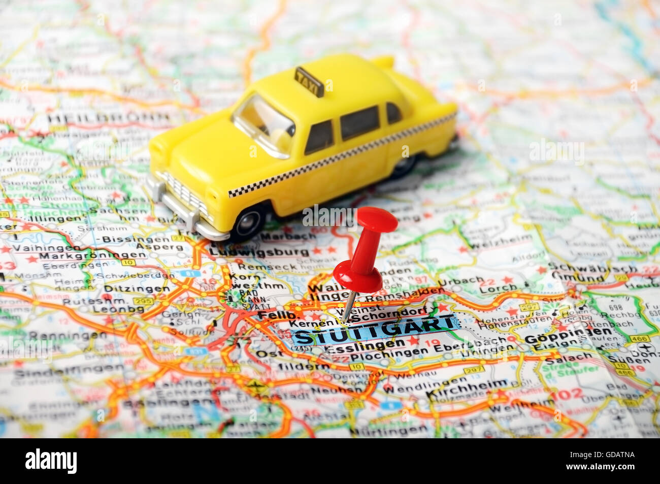 Cerca de Stuttgart mapa con clavijas roja y un taxi - concepto de viaje Foto de stock