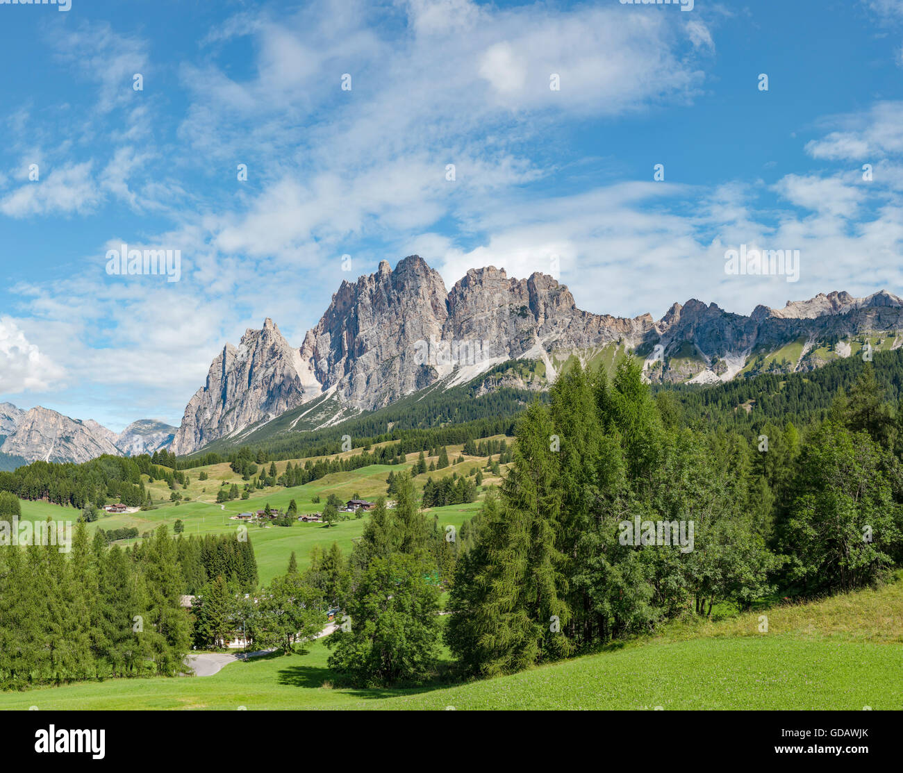 Cortina d'Ampezzo,Italia,Dolomita Pomagagnon montaña,con chalets de campo Foto de stock