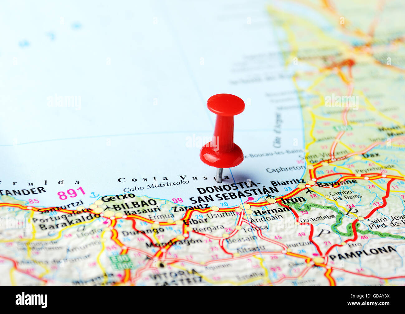Cerca de Donostia San Sebastián ,España mapa y clavija roja - concepto de  viaje Fotografía de stock - Alamy
