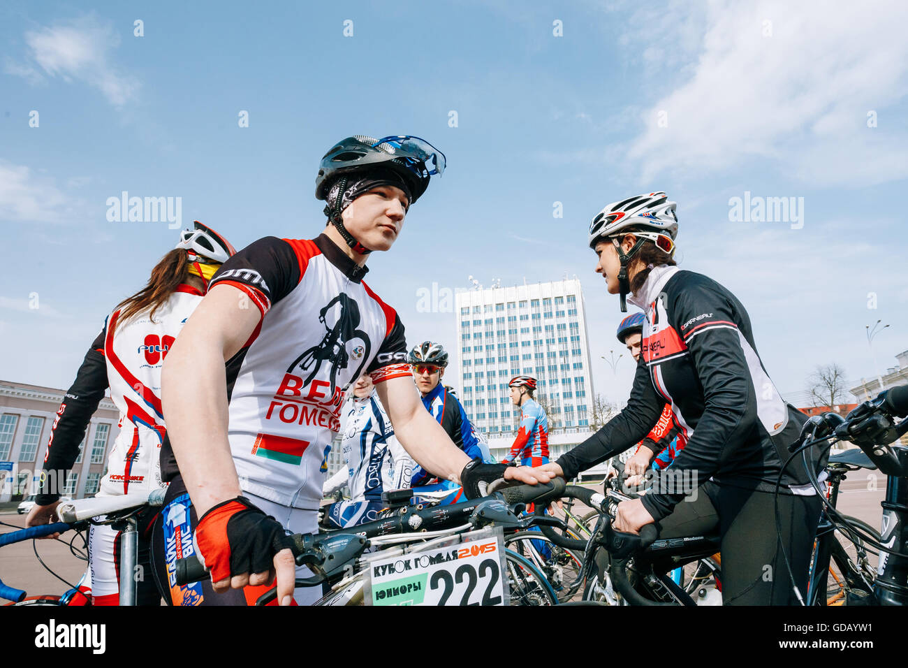 Gomel, Bielorrusia - 10 de abril de 2015: jóvenes ciclistas en ropa para bicicleta en la apertura de temporada de ciclismo en la ciudad Fotografía de stock - Alamy