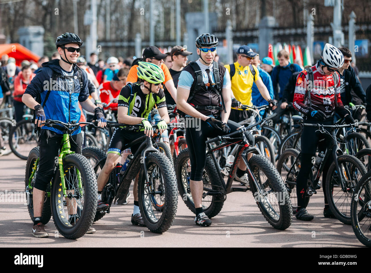 Gomel, Bielorrusia - 10 de abril de 2015: jóvenes ciclistas en ropa  deportiva para ciclismo en fat neumáticos motos en apertura del ciclismo  seaso Fotografía de stock - Alamy