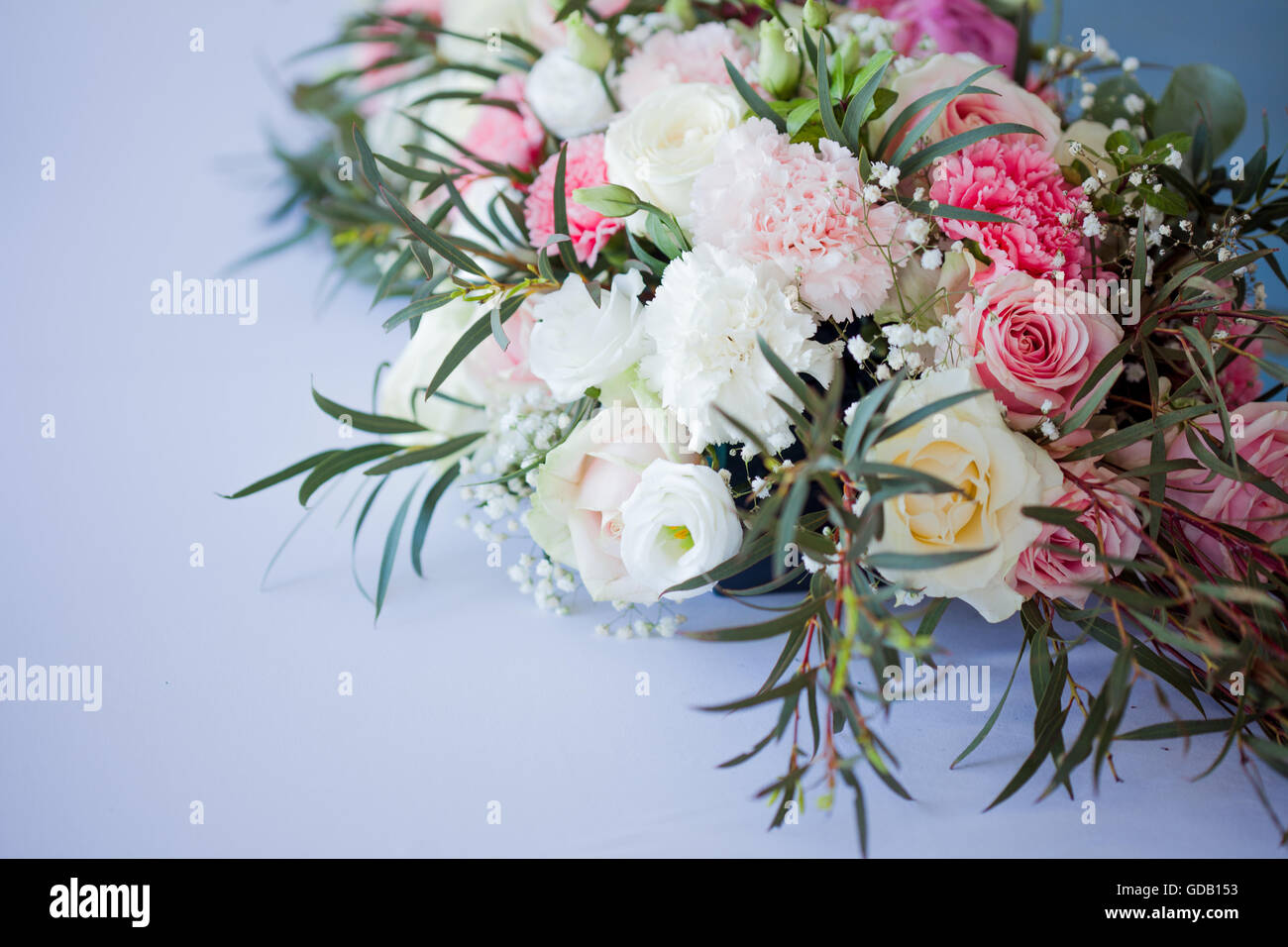 Arreglo floral sobre la mesa. Flores y mantel blanco, boda, rosas, peonías  Fotografía de stock - Alamy