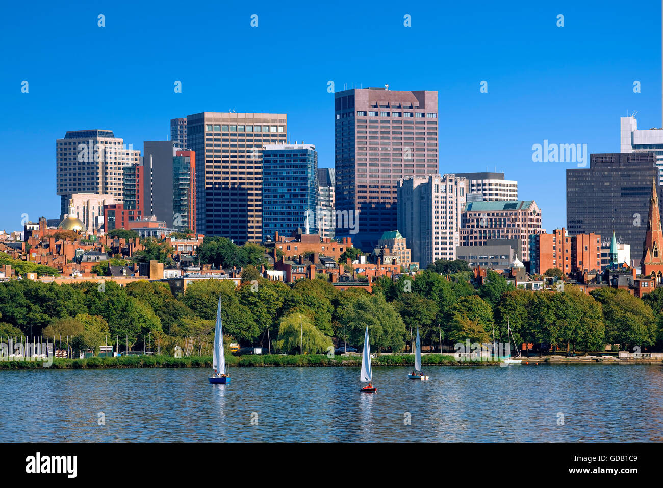 Horizonte de Boston y Charles River Foto de stock