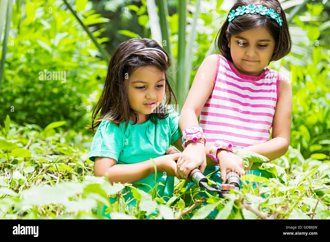 2 Sólo para niñas indias amigos park tijeras de despiece Foto de stock