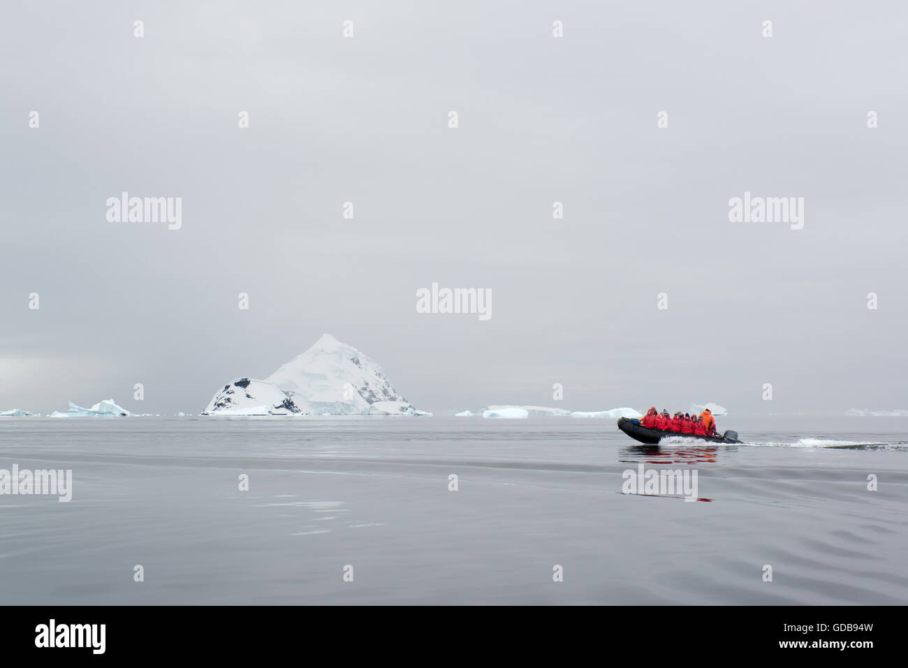 Turismo en la Antártida. Los pasajeros Explorando la Península Antártica. Foto de stock