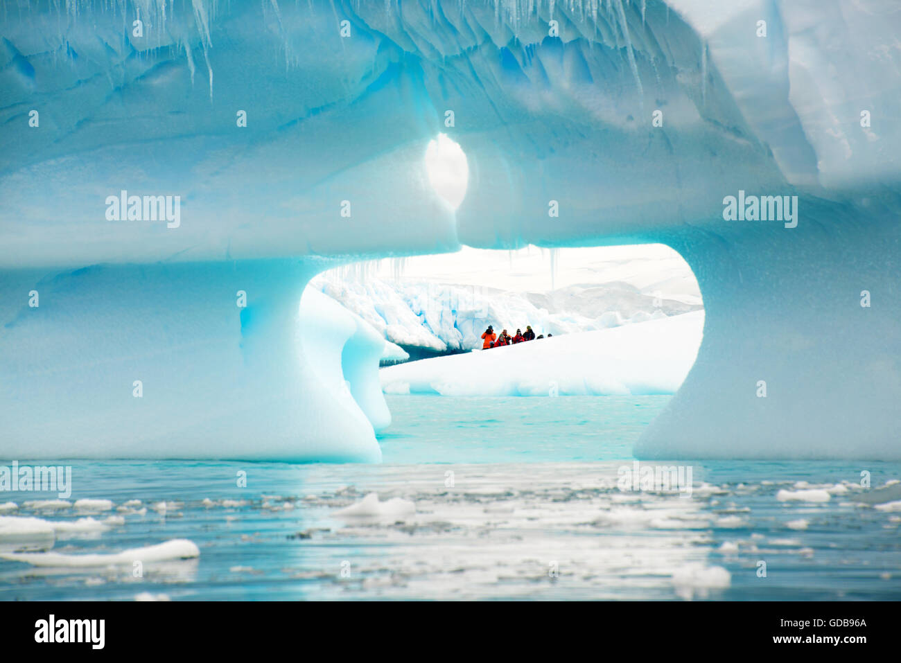 Turismo en la Antártida. Los pasajeros Explorando la Península Antártica. Foto de stock