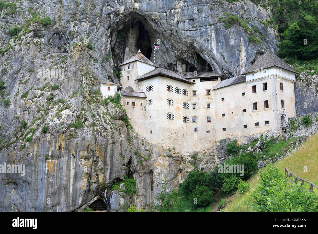 Vista del Castillo de Predjama, Eslovenia Foto de stock