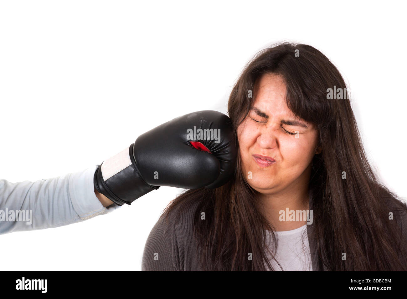 Fat mujer recibiendo un golpe en la cara con el guante de boxeo. Fondo