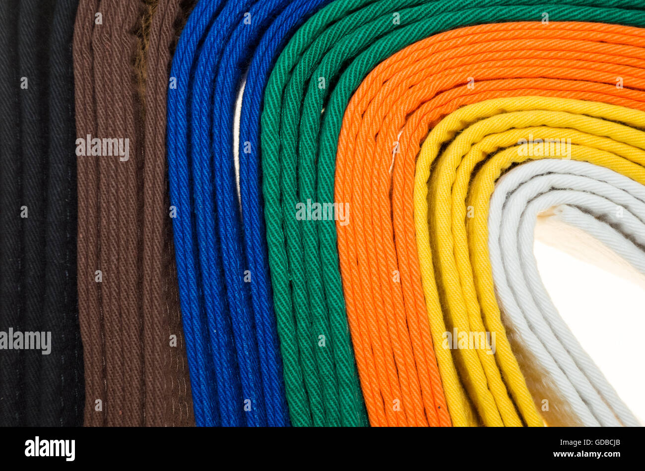 Cinturones de color en las artes marciales, y una parte del judo uniformes, por casi un resumen antecedentes Foto de stock