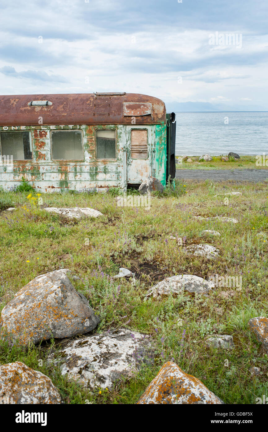 Viejo vagón de tren abandonada en la orilla del lago Sevan, Armenia. Foto de stock