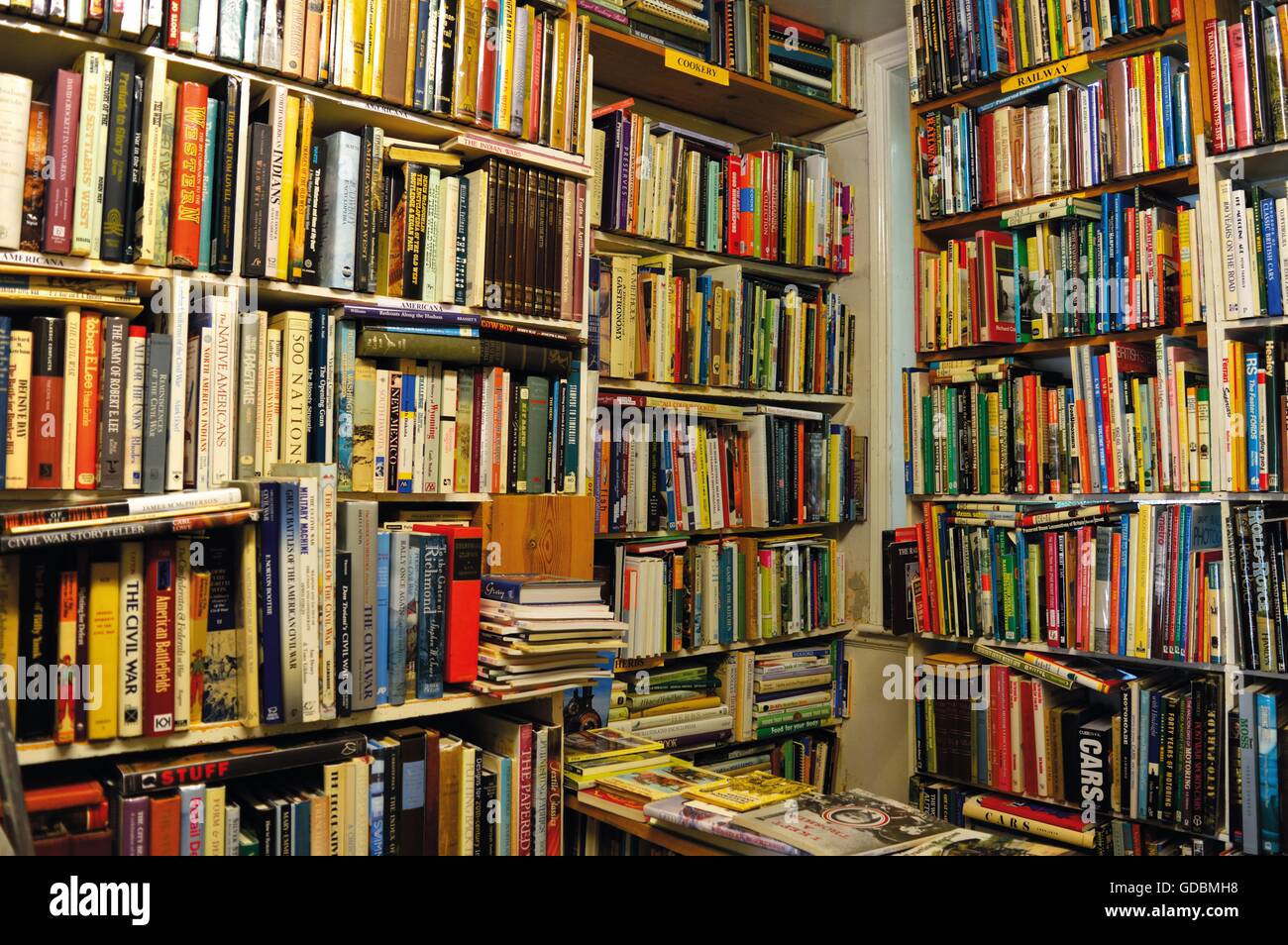 Un montón de libros, libros en los Shelfs, librería. Foto de stock