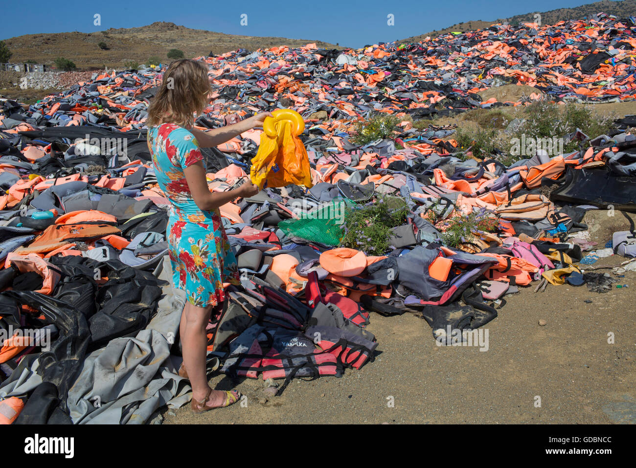 Chalecos salvavidas utilizados por los refugiados a cruzar desde Turquía a  Grecia. Estos son recogidos y arrojados en la fosa de desechos en Lesbos  Fotografía de stock - Alamy