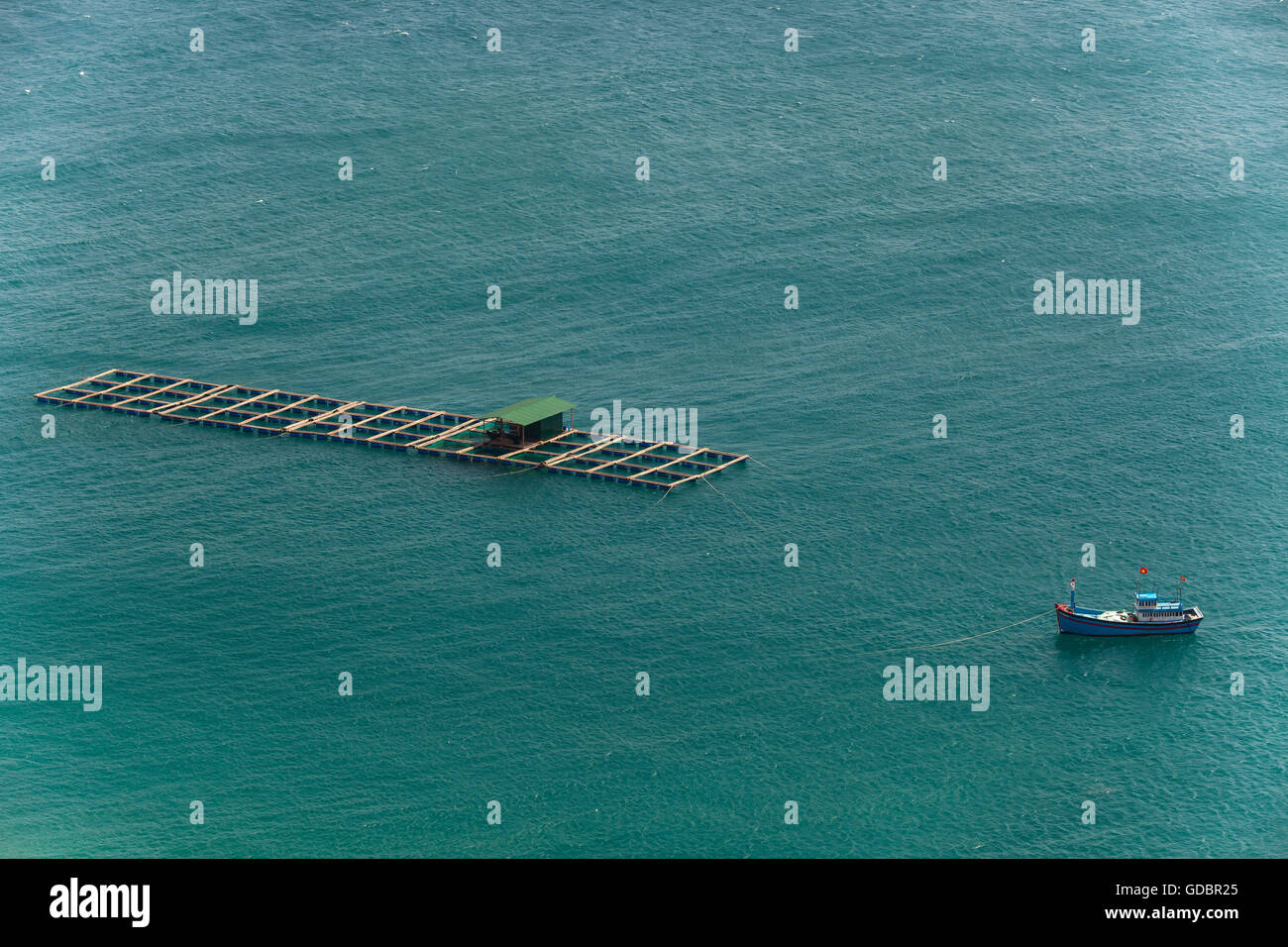 Barco de pesca con nasas en China Mar, Ninh Thuan, Vietnam, Asia Foto de stock