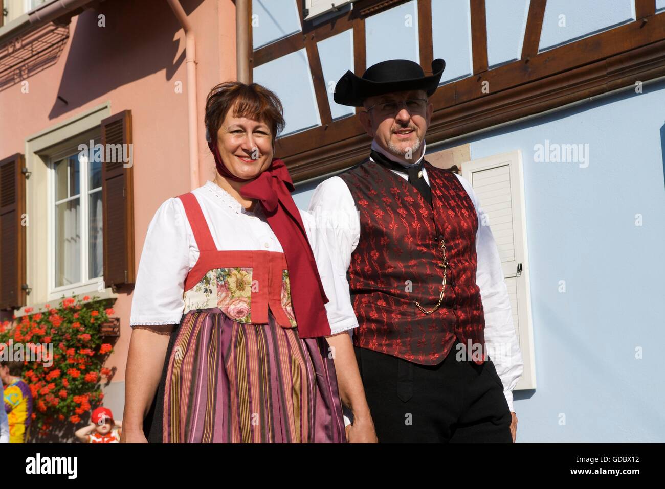 Trajes tradicionales en Krautgersheim, Alsacia, Francia Foto de stock