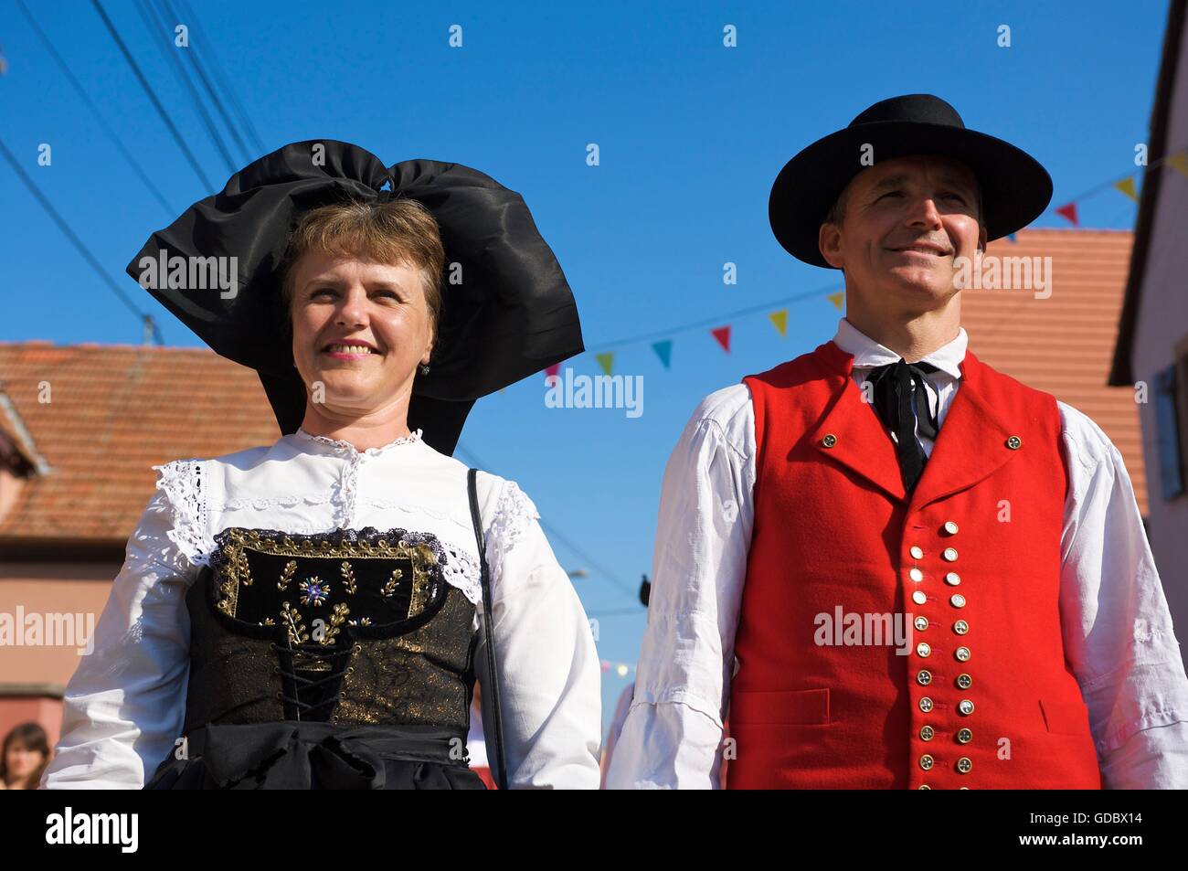 Trajes tradicionales en Krautgersheim, Alsacia, Francia Foto de stock