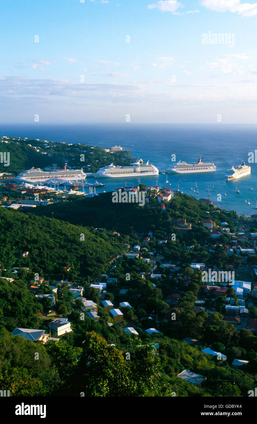Cruceros en Charlotte Amalie en la isla de St.Thomas, Islas Vírgenes de EE.UU., el Caribe Foto de stock