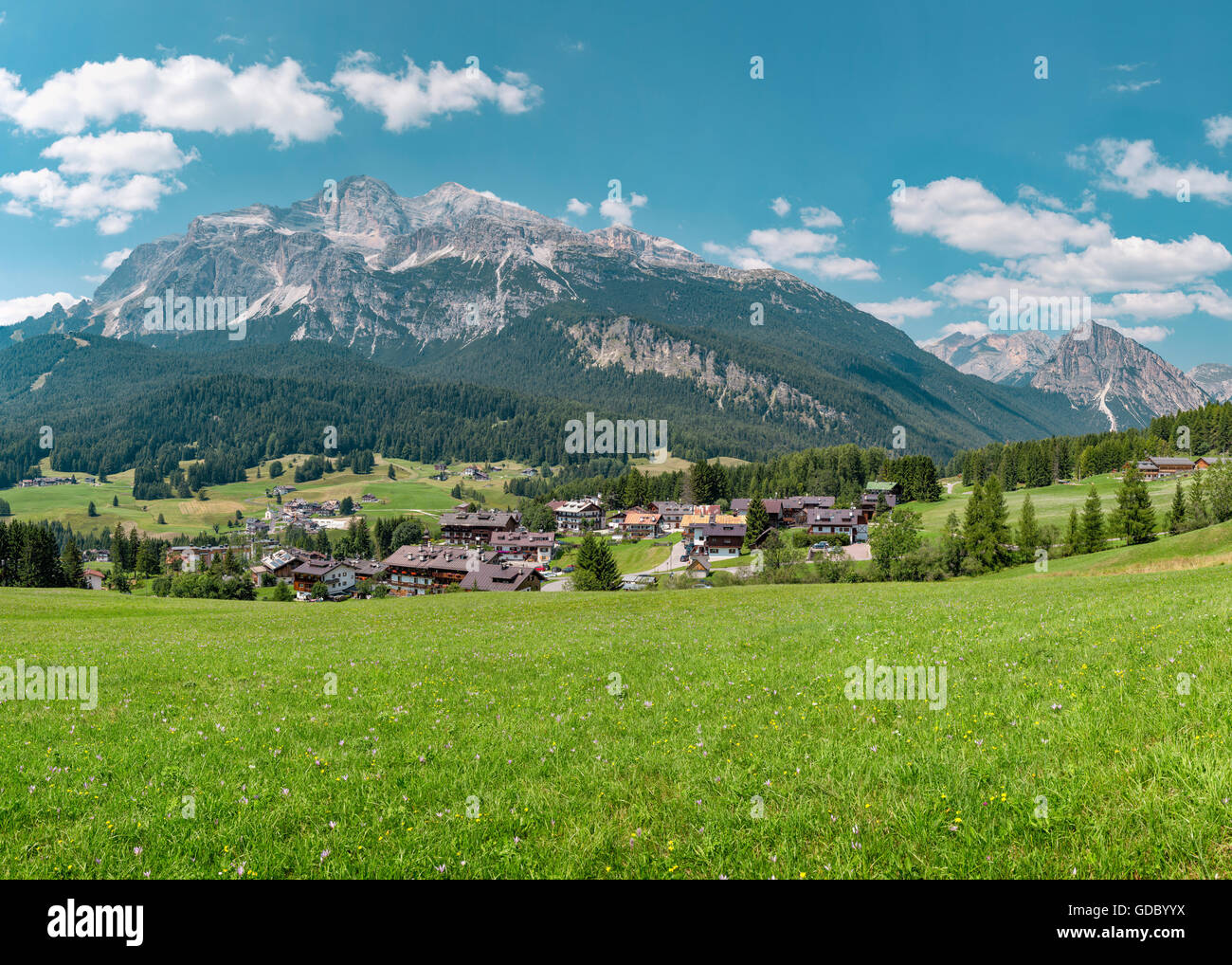 Cortina d'Ampezzo,Italia,vistas a la montaña de dolomita grupo Tofane di dentro Foto de stock