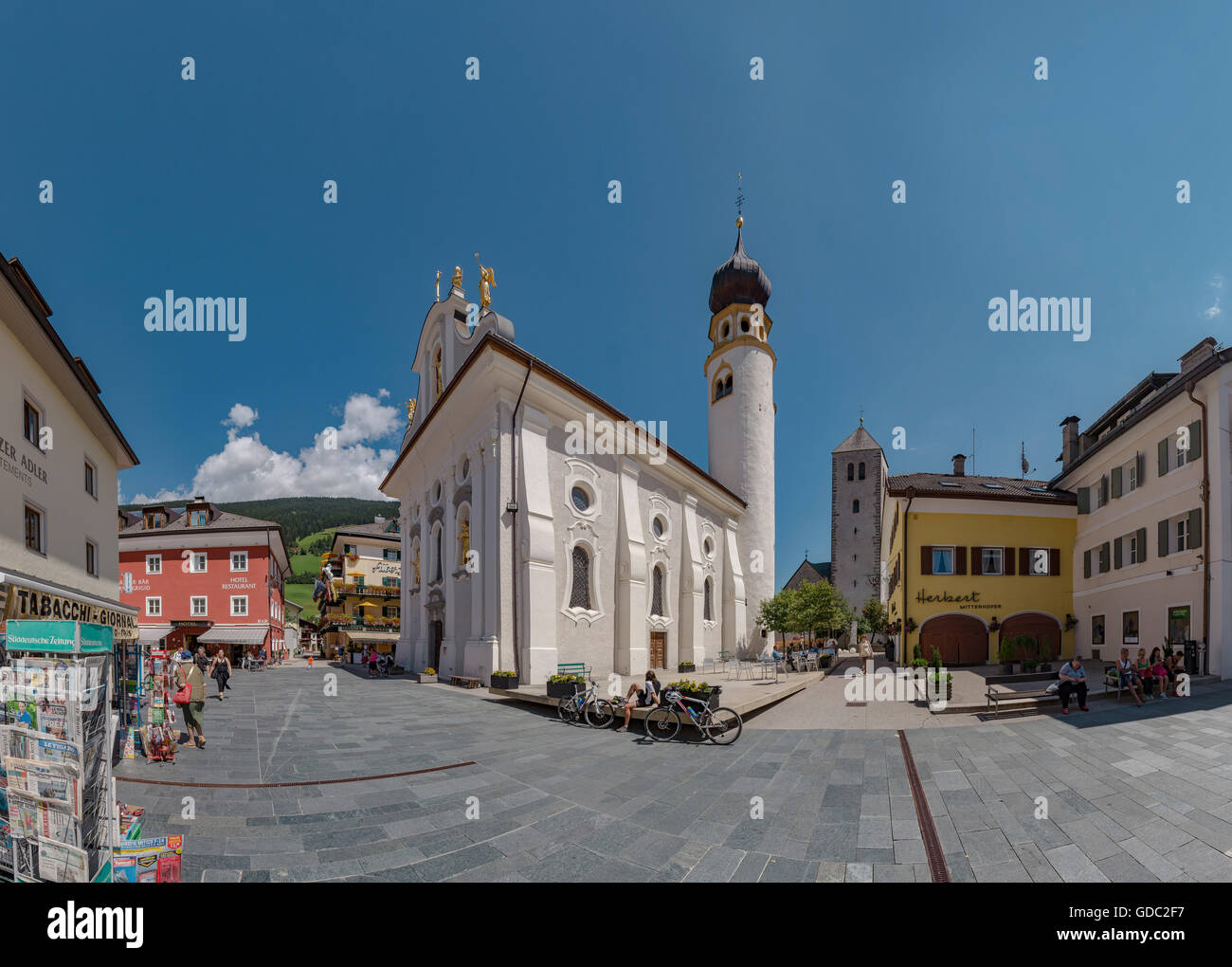Innichen,San Candido,Italia,el Sankt Michaelskirche y la Stiftkirche,plaza central Foto de stock