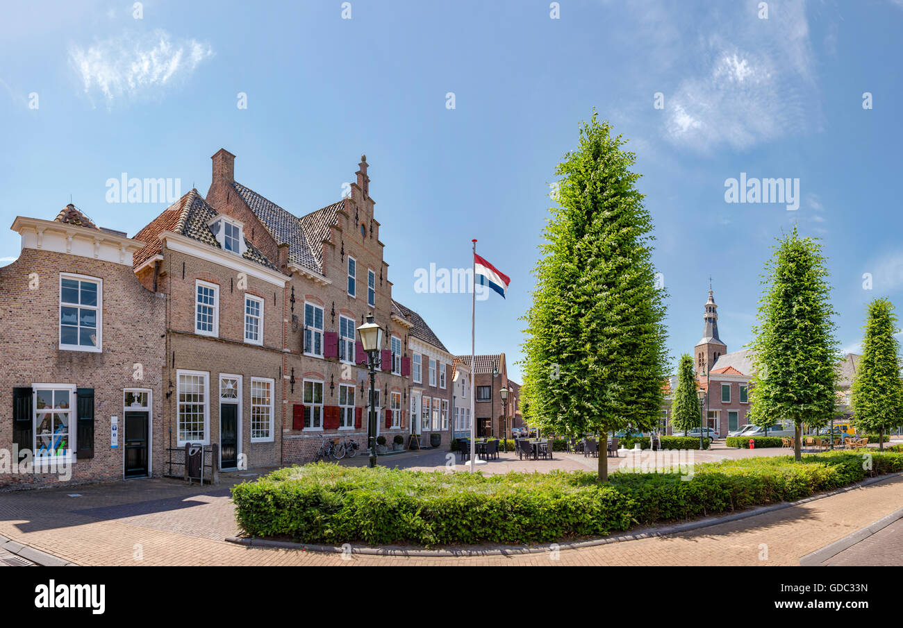 Sint-Maartensdijk,Zeeland,plaza del mercado con el ayuntamiento y la iglesia de Saint Martin. Foto de stock