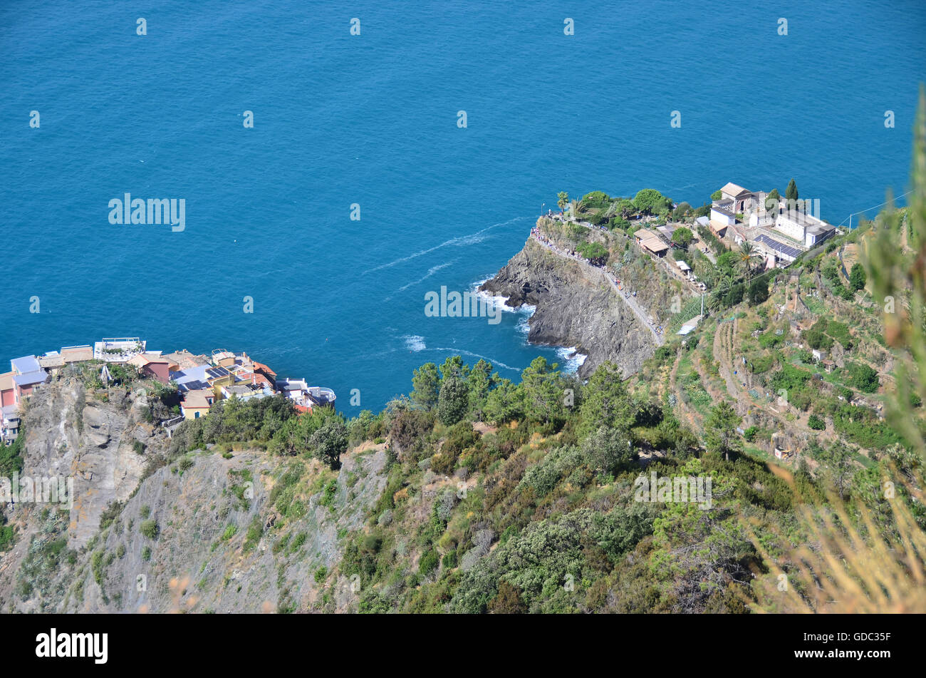 El popular destino de vacaciones de Manarola en la rocosa aislada y Cinque Terre, en la costa de Liguria de Italia. Foto de stock