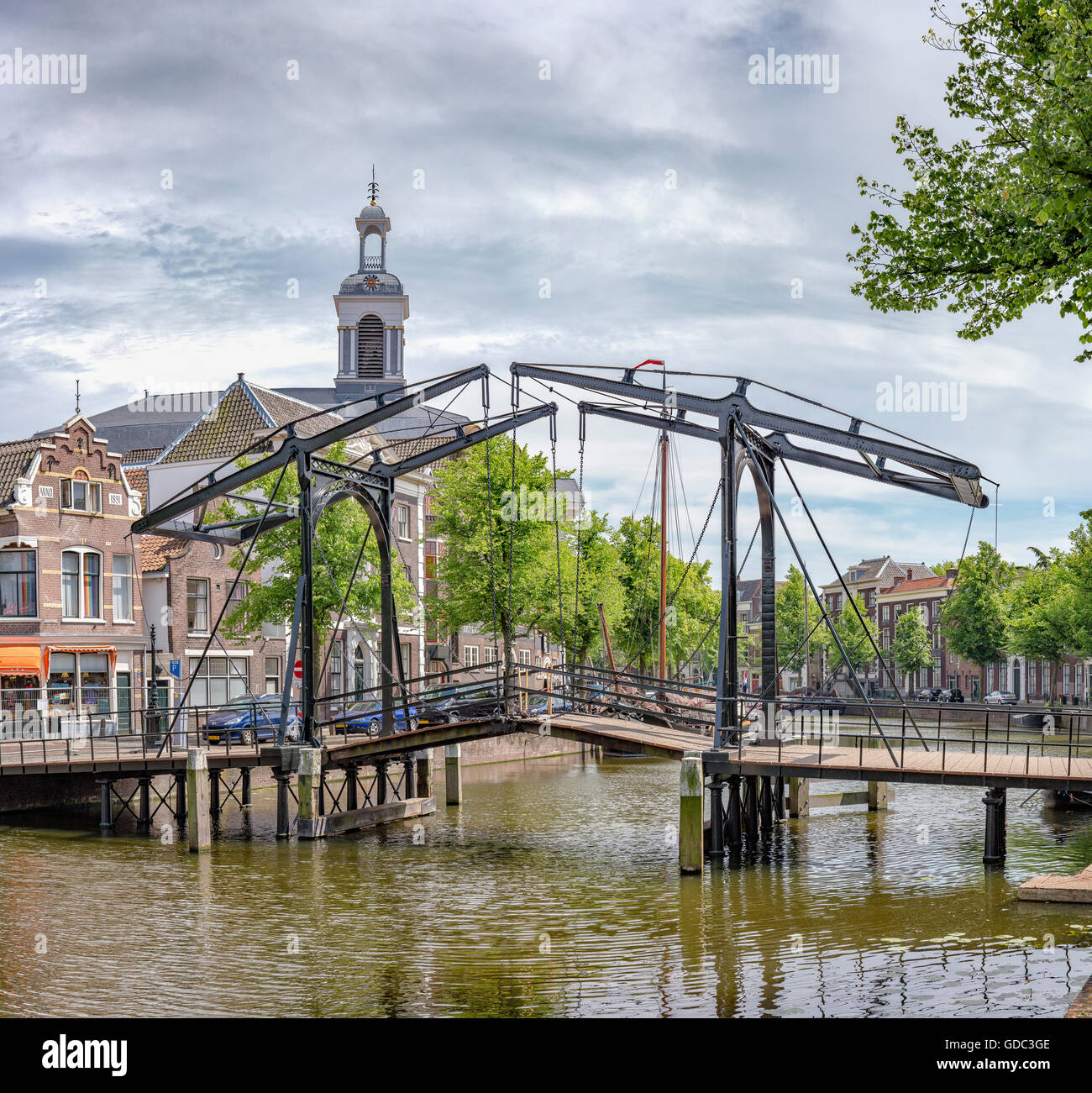 Schiedam,puente de mercado de Apple,un doble puente levadizo sobre el canal Lange Haven Foto de stock