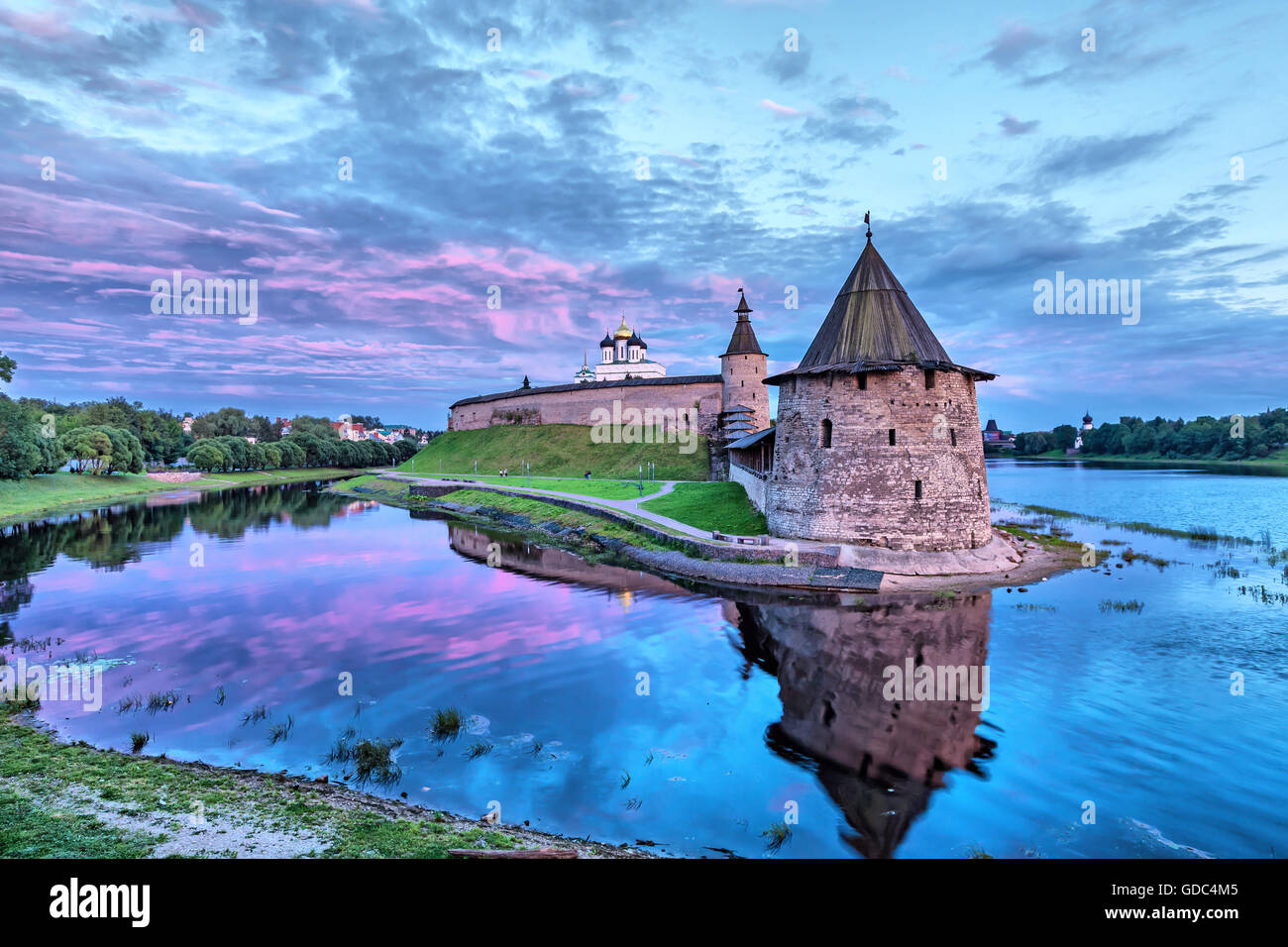 Púrpura el cielo nocturno a través de Pskov Kremlin y Ploskaya torre enfrente de la vista (HDR-efecto) Foto de stock