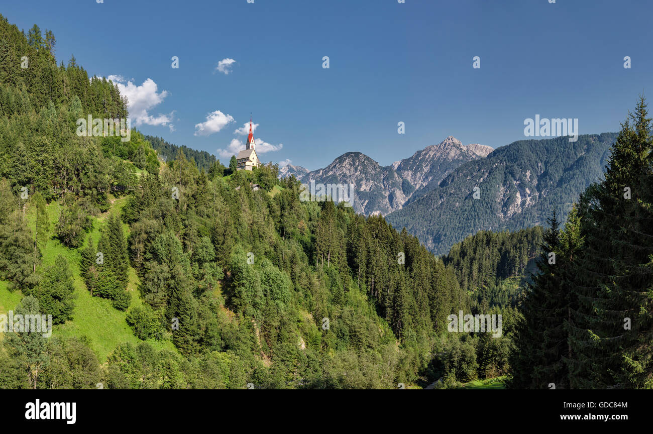 Sankt Justina,Austria,solitaria iglesia en una cresta de la montaña Foto de stock