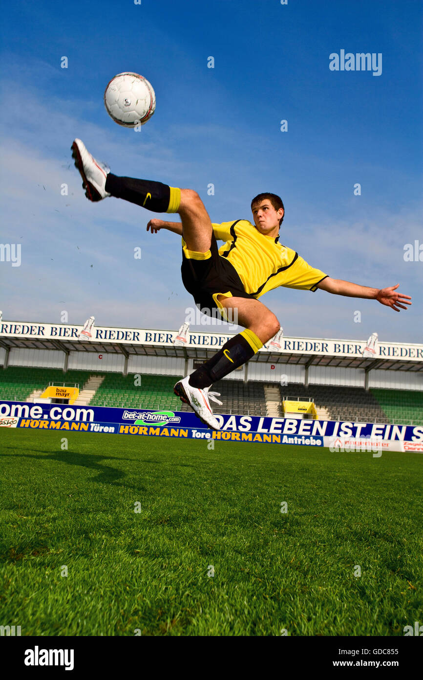 Fútbol,fútbol,acción,deporte,bicicleta,overhead kick kick,tijera,bola,hombre, Foto de stock