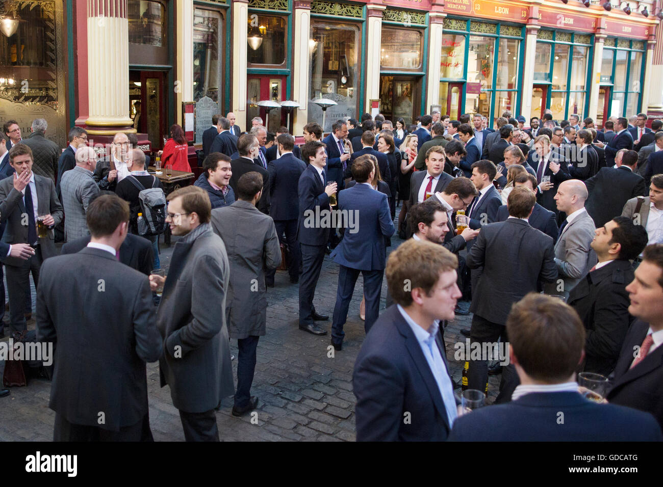 Los trabajadores de la ciudad tomando una bebida en el pub en Leadenhall Market, Londres, Inglaterra Foto de stock