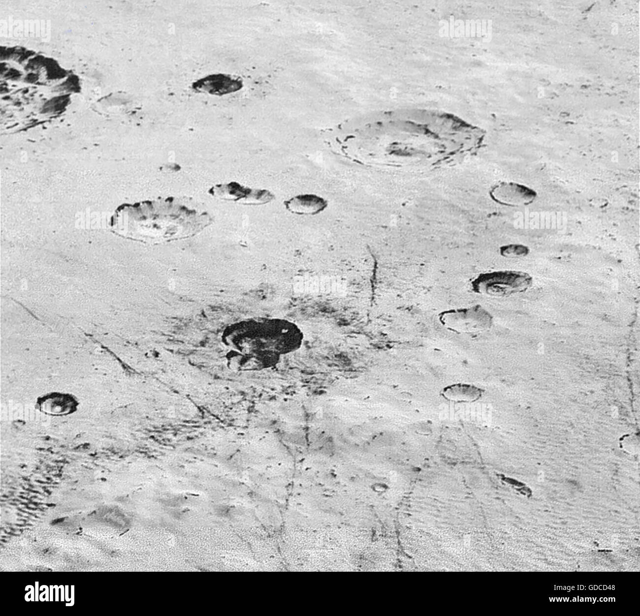 La nave Nuevos Horizontes de la NASA capturó esta imagen cerca de Plutón. Una versión mejorada del original de imágenes de la NASA. Crédito: NASA Foto de stock