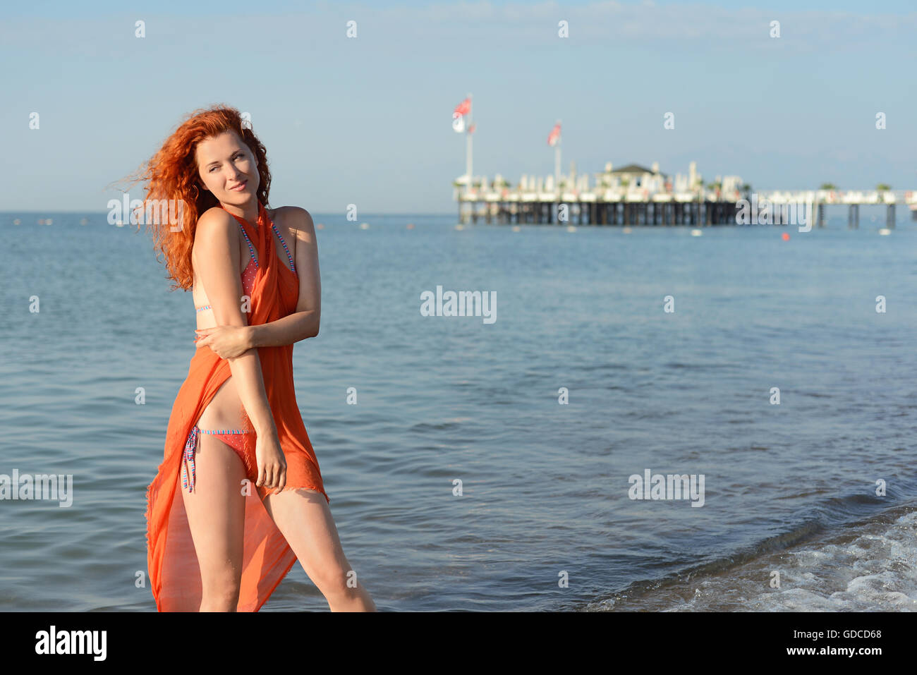 La chica pelirroja en el fondo del mar Foto de stock