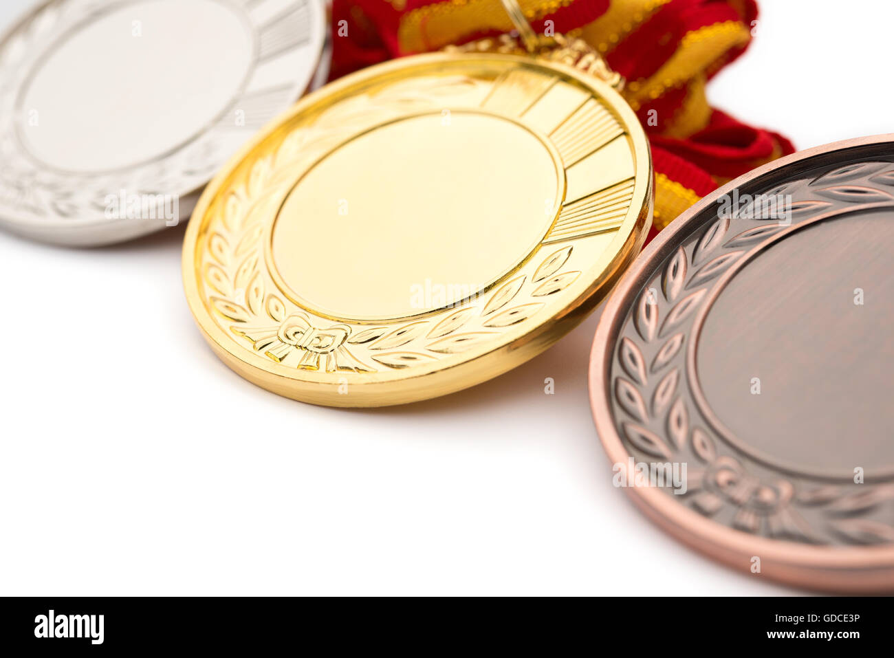 Conjunto de oro plata y bronce medallas sobre fondo blanco. Foto de stock