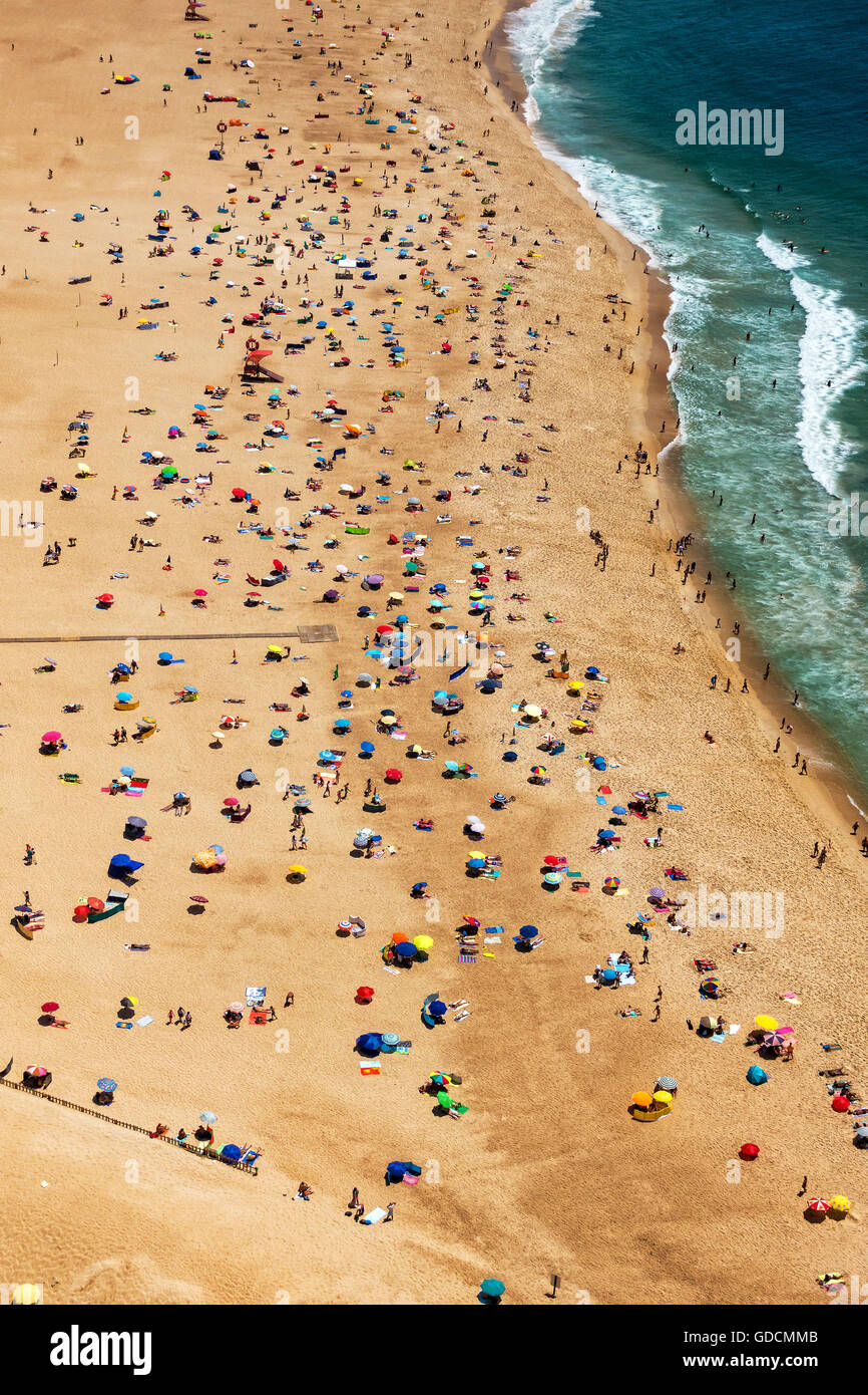 Playa desde arriba con muchas sombrillas y gente, Nazare Portugal  Fotografía de stock - Alamy