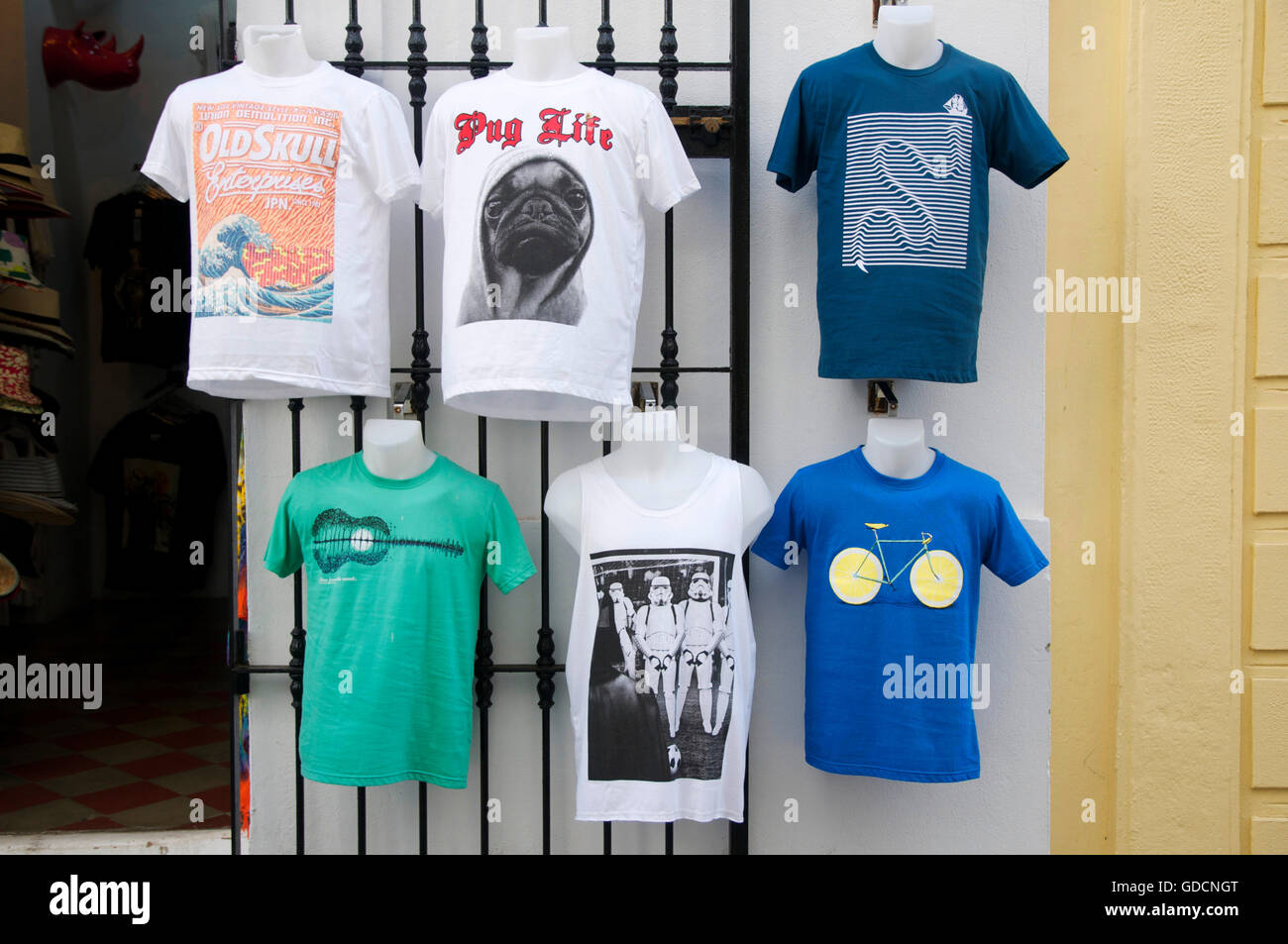 Diversos diseños de camisetas Fotografía de stock - Alamy