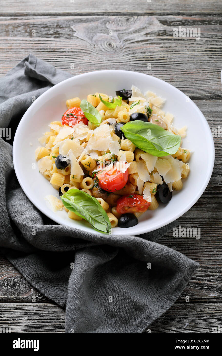 Pasta italiana en tazón blanco sobre la mesa de madera Foto de stock