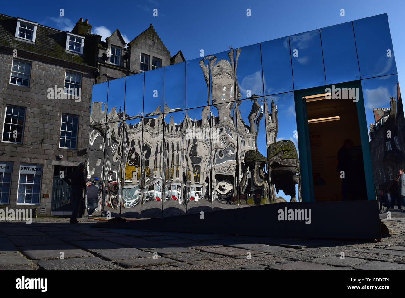 Pabellón reflejado Castlegate Aberdeen. Parte de la apariencia de nuevo festival, un festival de arte visual y diseño en abril/mayo de 2016. Foto de stock