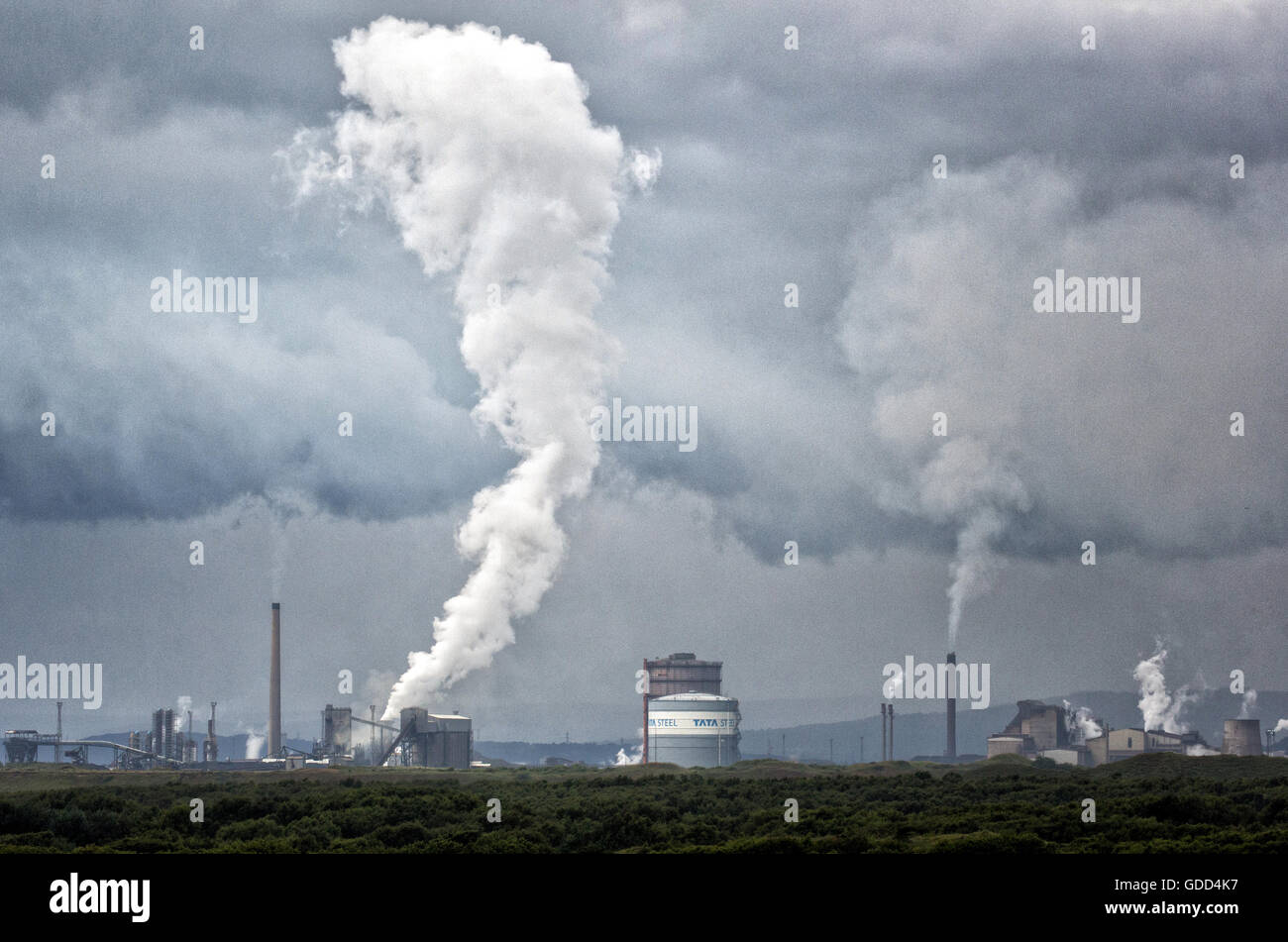 Port Talbot steel works S Gales emiten nubes de vapor durante un proceso de enfriamiento - El sitio es propiedad de Tata Steel co de la India Foto de stock