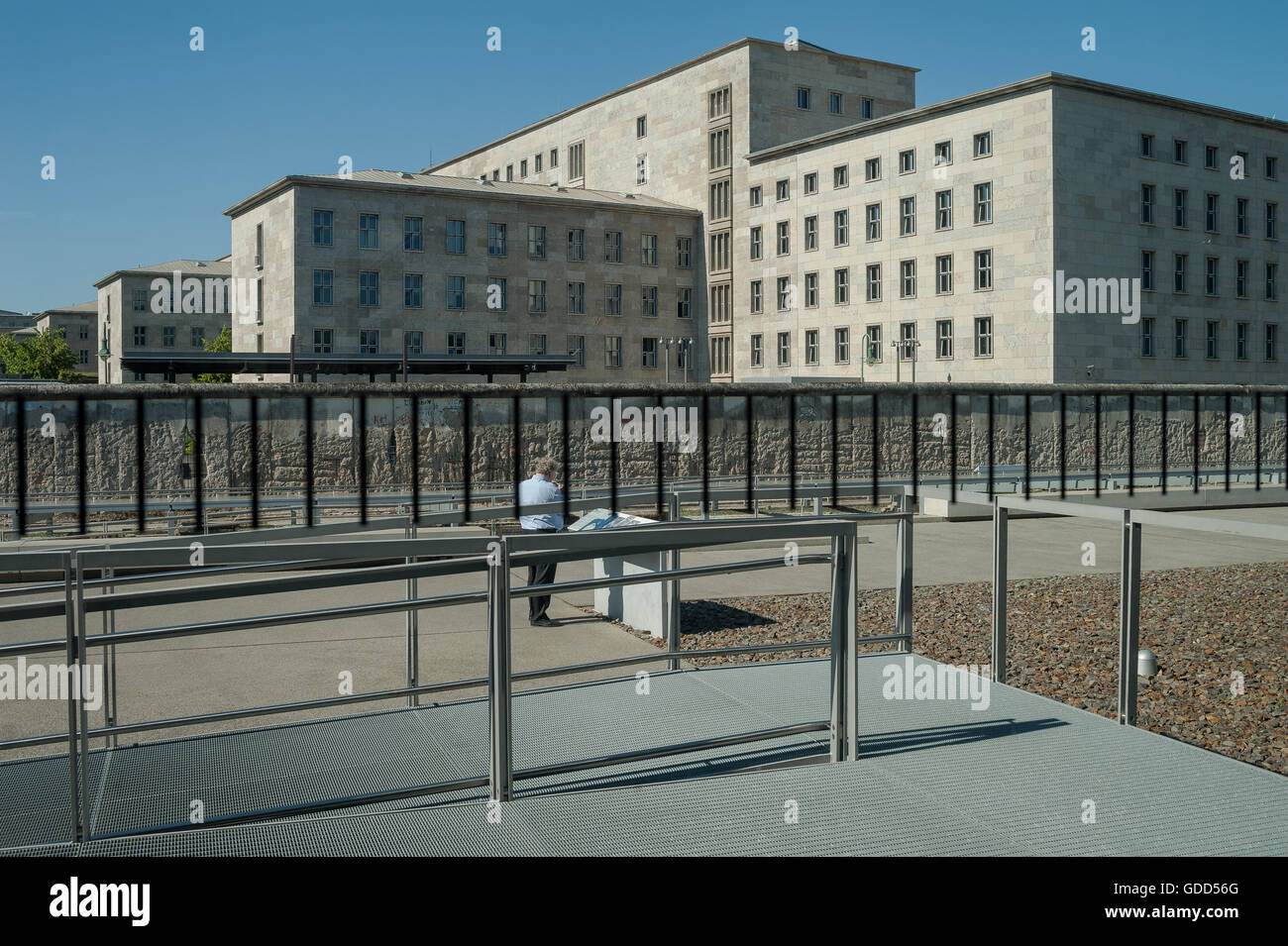 Alemania, Berlín, 8 de junio de 2016. Un visitante de la exposición de la Topografía del Terror. Foto de stock