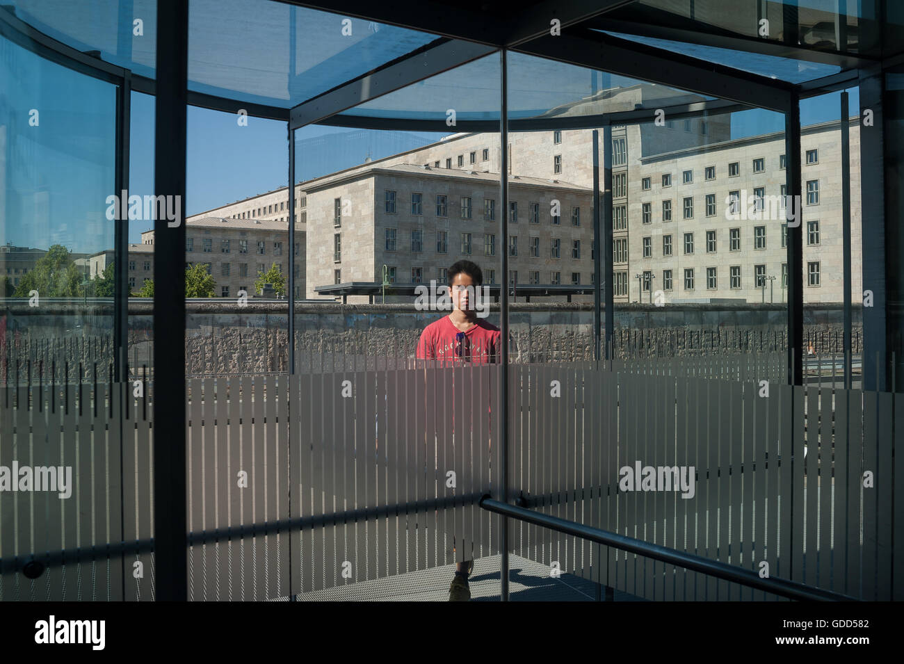 Alemania, Berlín, 8 de junio de 2016. Un visitante de la exposición de la Topografía del Terror. Foto de stock