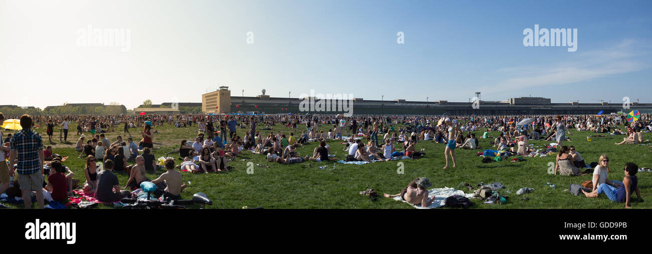 Las personas en "TEMPELHOFER FELD', el antiguo aeropuerto de Berlín-Tempelhof, que es ahora un parque público. Foto de stock