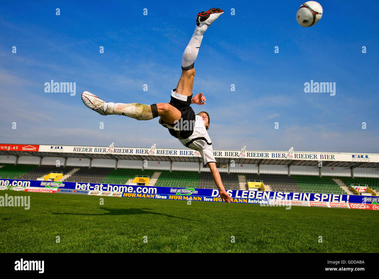 Fútbol,fútbol,acción,deporte,bicicleta,overhead kick kick,tijera,bola,hombre, Foto de stock