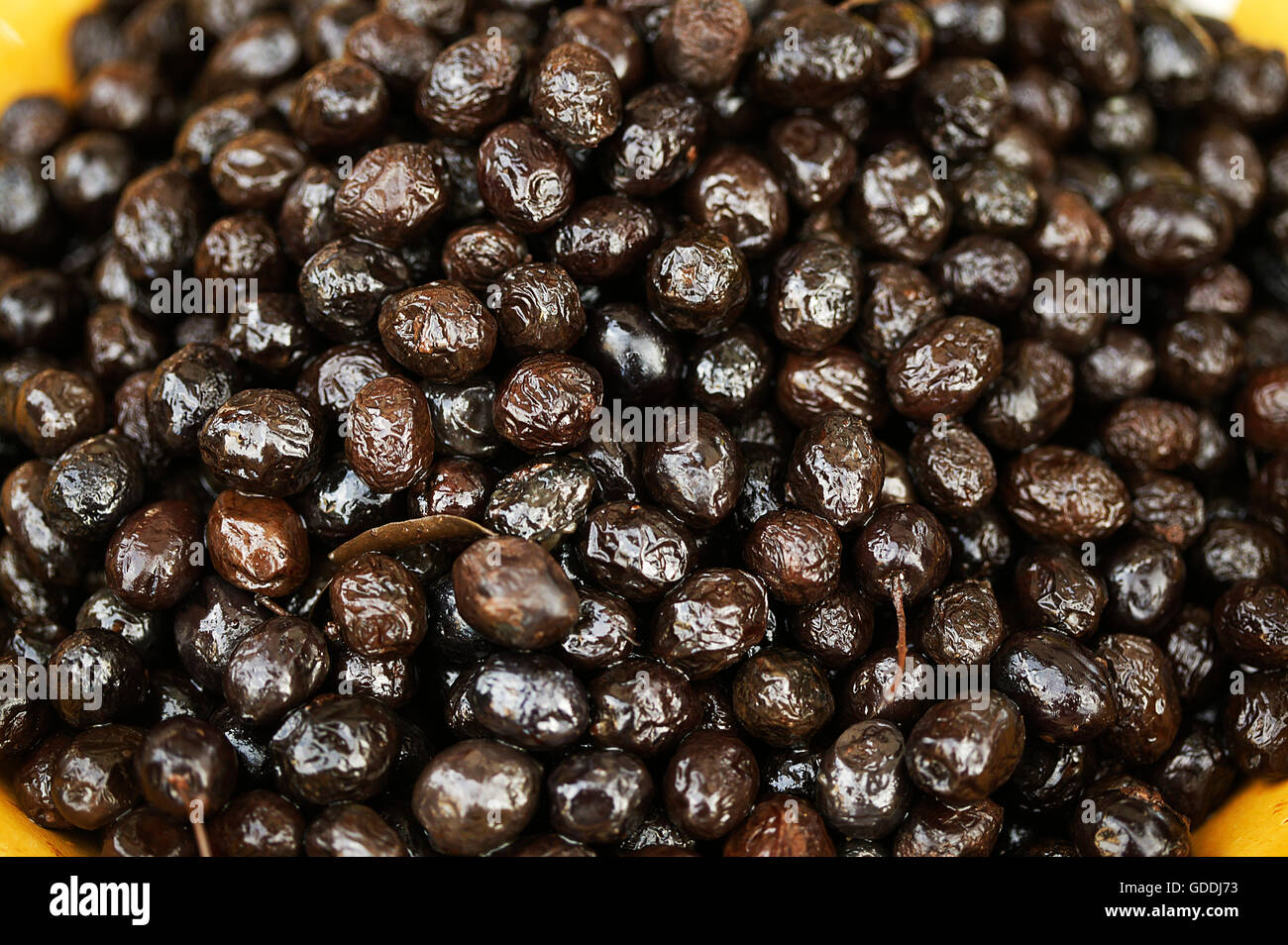 Aceitunas Negras Olea europaea EN UN PUESTO EN EL MERCADO Foto de stock