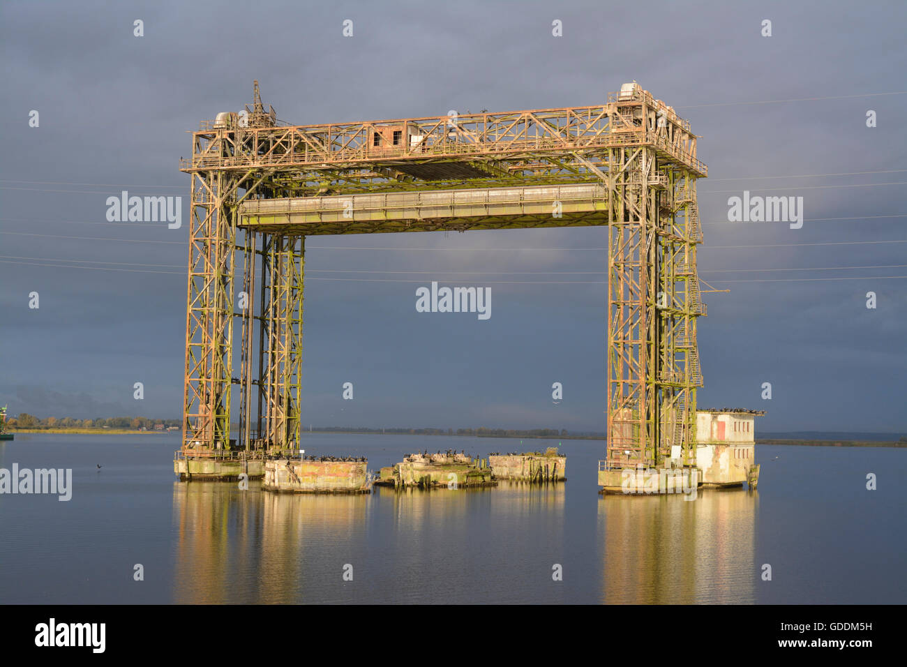 Puente de elevación,puente ferroviario,edificio patrimonial,,río Peene,Karnin,Bugewitz,el Estado federado de Mecklemburgo-Pomerania Occidental, Alemania Foto de stock