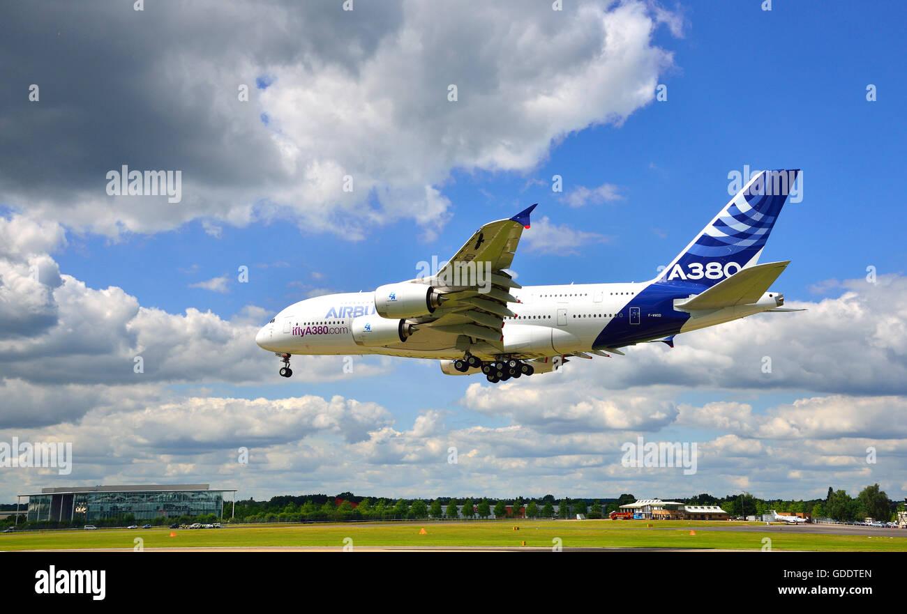 Farnborough, Hampshire, Reino Unido. El 14 de julio, 2016. 4 º día del Farnborough Airshow Internacional. El Airbus A380 aterrizaje después de una espectacular demostración de vuelo de crédito: Wendy Johnson/Alamy Live News Foto de stock